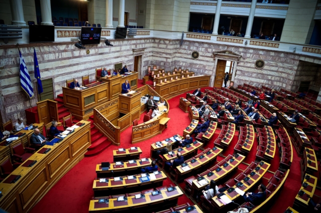 Συζήτηση στην Ολομέλεια της Βουλής για το νομοσχέδιο για την ισότητα στον γάμο