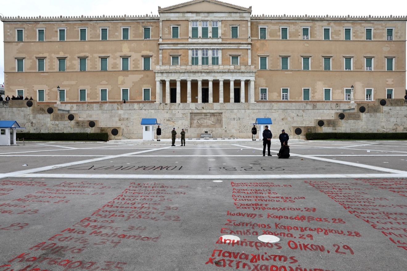 Τα ονόματα των νεκρών στα Τέμπη γραμμένα στο Μνημείο του Άγνωστου Στρατιώτη