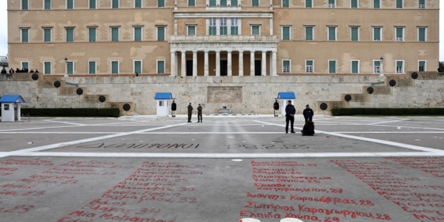 Τα ονόματα των νεκρών στα Τέμπη γραμμένα στο Μνημείο του Άγνωστου Στρατιώτη