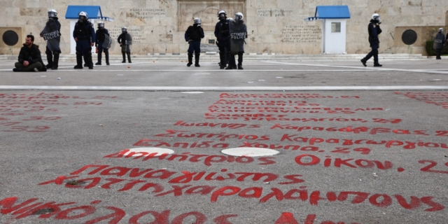 Τα ονόματα των νεκρών στα Τέμπη γραμμένα στο Μνημείο του Άγνωστου Στρατιώτη