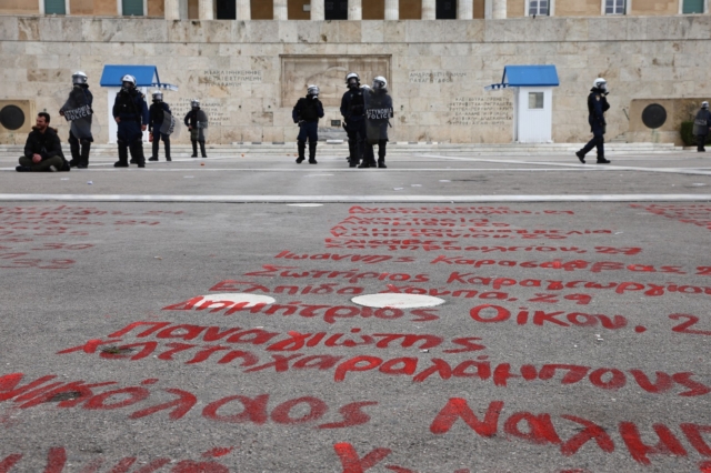 Τα ονόματα των νεκρών στα Τέμπη γραμμένα στο Μνημείο του Άγνωστου Στρατιώτη