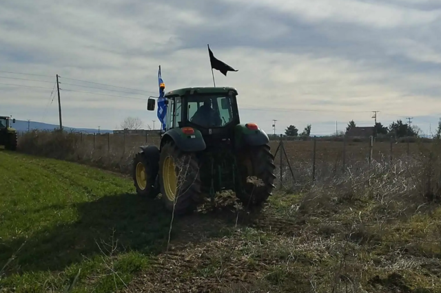 Θεσσαλονίκη: Αγρότες μπαίνουν στα χωράφια με τρακτέρ για να παρακάμψουν αστυνομικό μπλόκο