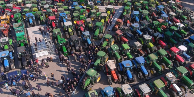 Συλλαλητήριο αγροτών με τα τρακτέρ τους