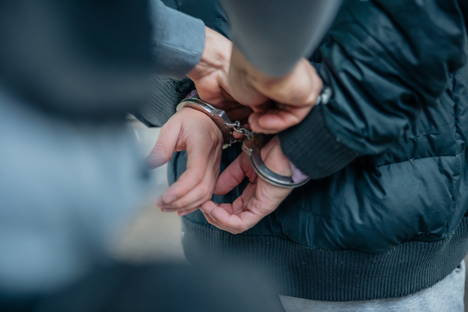 Θεσσαλονίκη: Χειροπέδες σε 48χρονο αστυνομικό μετά από καταγγελία για βιασμό και ενδοοικογενειακή βία