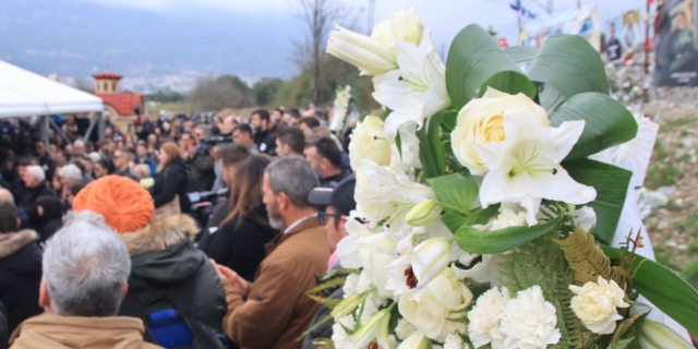 Μνημόσυνο στα Τέμπη: Έκλαψε ο ιερέας που διάβασε τα ονόματα των 57 θυμάτων
