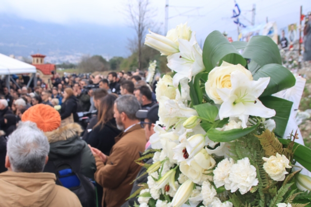 Μνημόσυνο στα Τέμπη: Έκλαψε ο ιερέας που διάβασε τα ονόματα των 57 θυμάτων