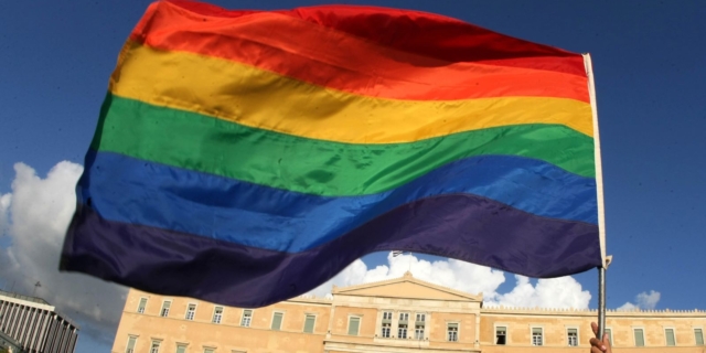 Σήμερα ξεκινά στην Βουλή η επεξεργασία του νομοσχεδίου για τα ομόφυλα ζευγάρια