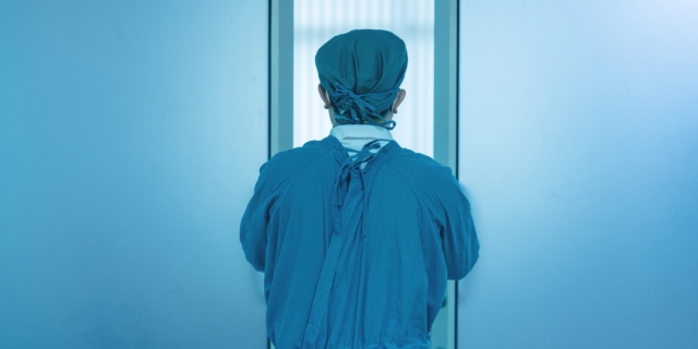 Γιατρός μπαίνει σε χειρουργική αίθουσα