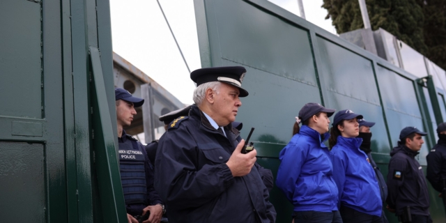 Αστυνομία έξω από το υπουργείο Παιδείας