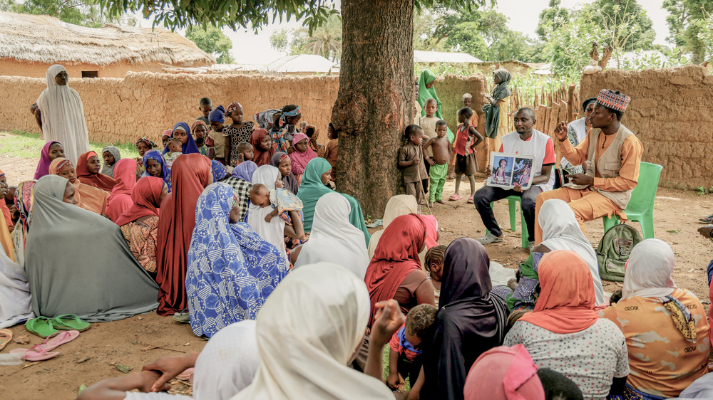 Οι ομάδες των Γιατρών Χωρίς Σύνορα συζητούν με κατοίκους της κοινότητας σχετικά με τους τρόπους προστασίας από τον πυρετό Lassa.