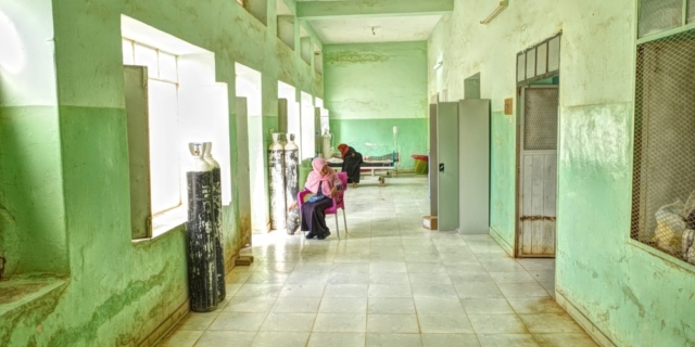 Aσθενείς βρίσκονται στο διάδρομο του νοσοκομείου Umdawanban που υποστηρίζεται από τους Γιατρούς Χωρίς Σύνορα στην πολιτεία του Χαρτούμ