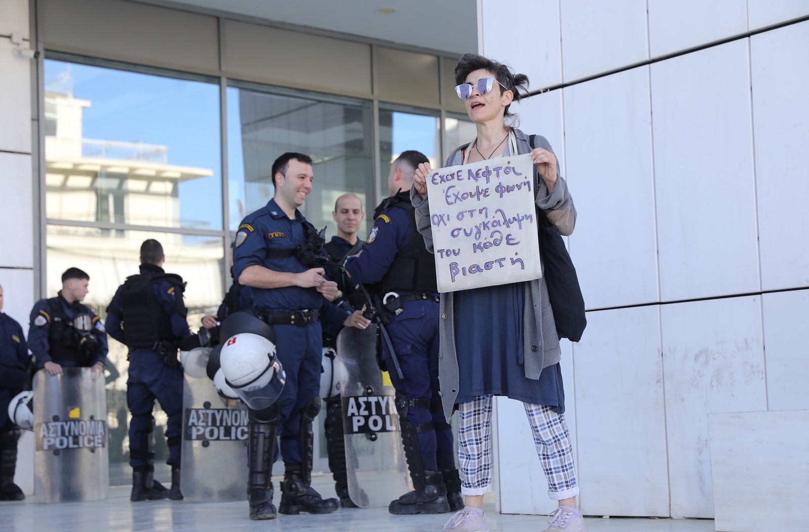 Συγκέντρωση συμπαράστασης έξω από το Εφετείο για την απόφαση της υπόθεσης για την 12χρονη από τον Κολωνό 