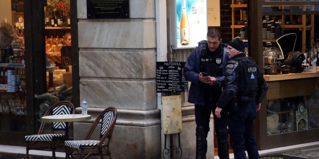 Άνδρας επιτέθηκε και μαχαίρωσε γυναίκα στην Ερμού