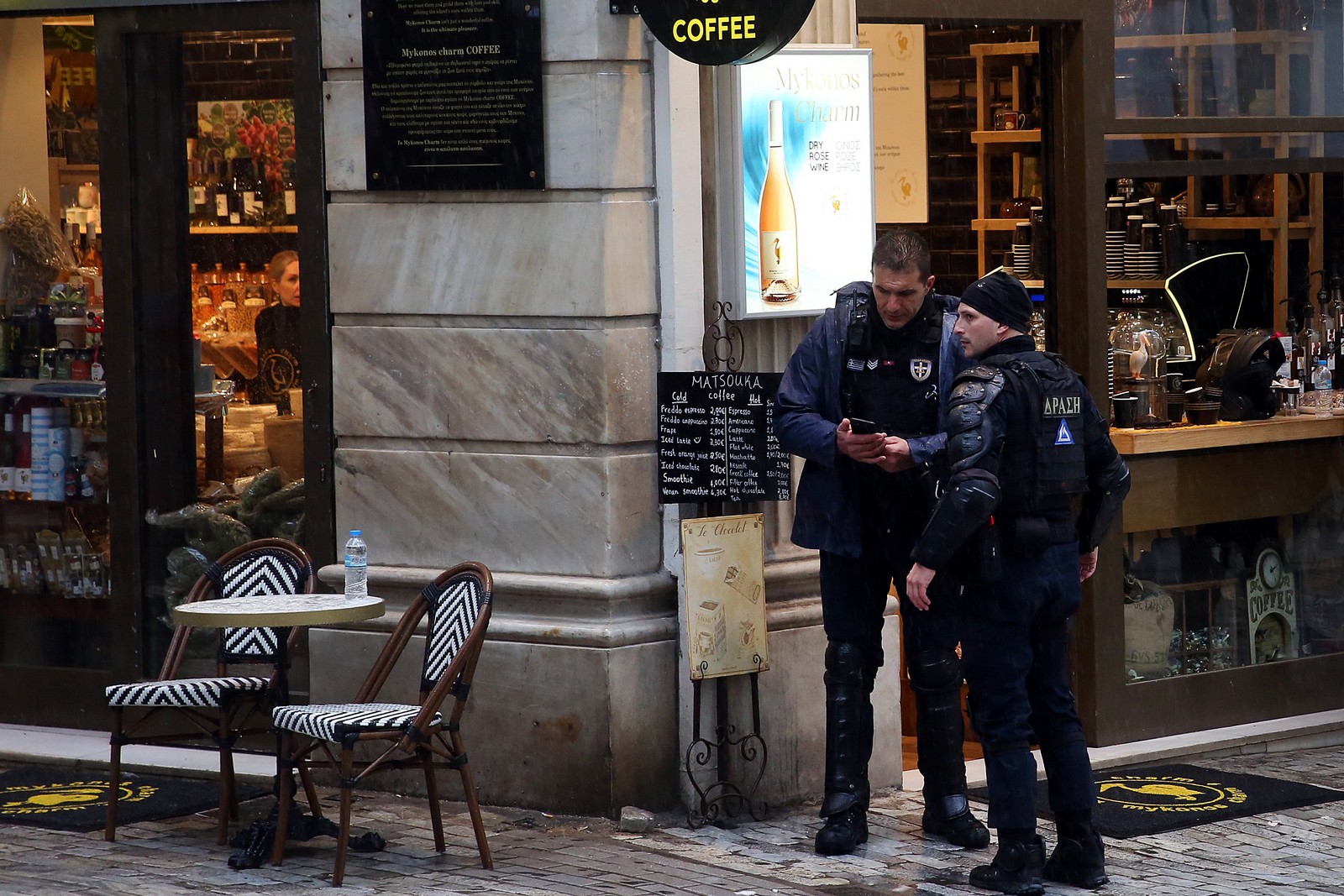 Άνδρας επιτέθηκε και μαχαίρωσε γυναίκα στην Ερμού