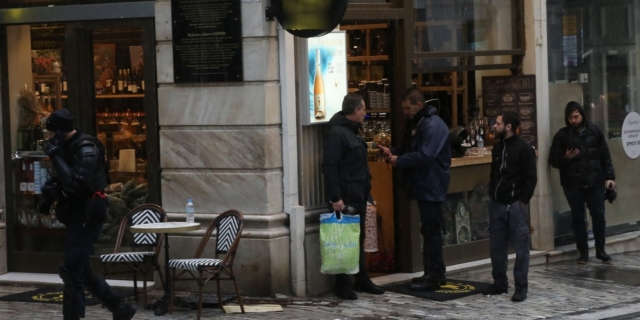 Άνδρας επιτέθηκε και μαχαίρωσε γυναίκα στην Ερμού