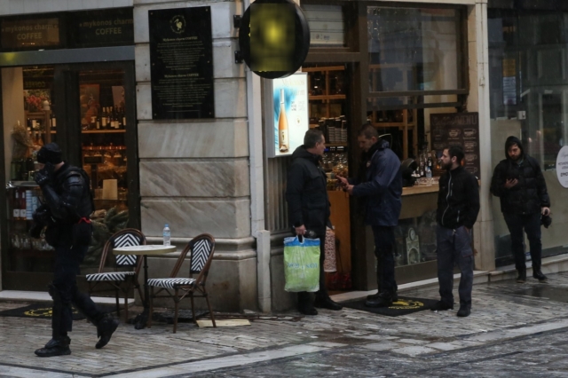 Άνδρας επιτέθηκε και μαχαίρωσε γυναίκα στην Ερμού