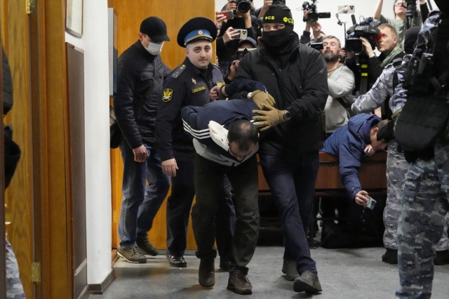 Γιατί η Ρωσία εμφάνισε κακοποιημένους σε δημόσια θέα τους υπόπτους του μακελειού