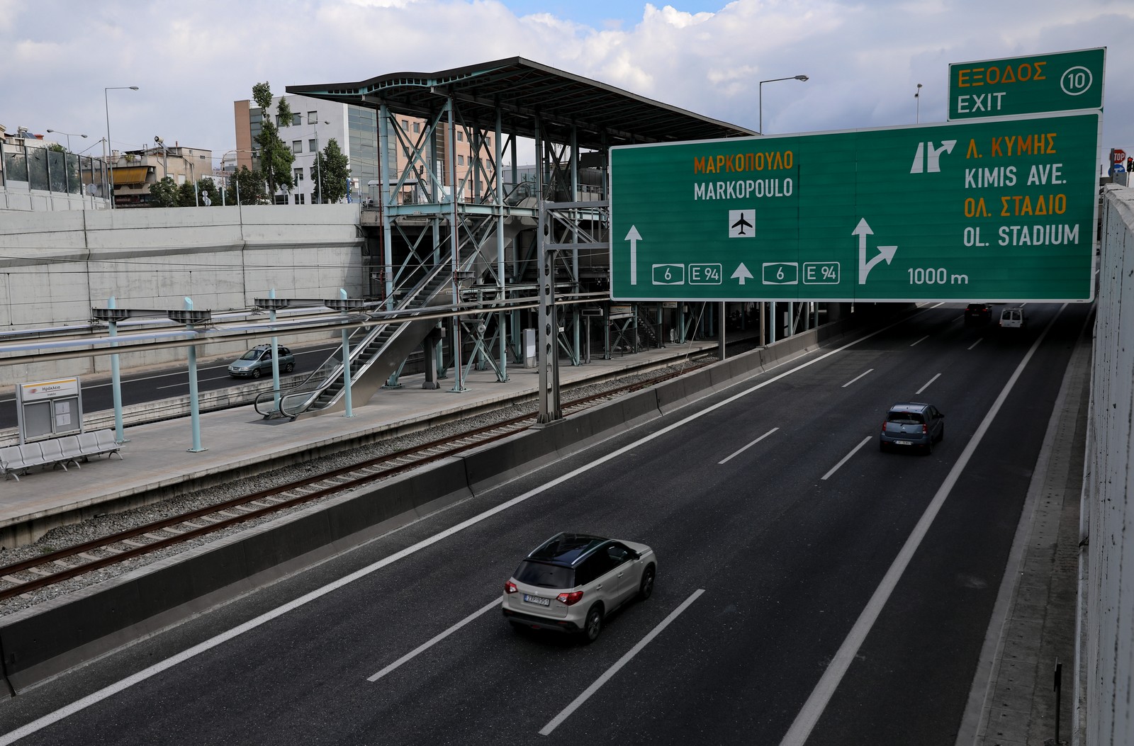 Τρελή καταδίωξη διαρρηκτών στην Αττική Οδό - Ζημιές σε οχήματα