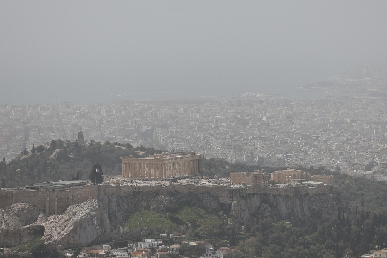 Σκόνη καλύπτει την ατμόσφαιρα της Αττικής, στην Αθήνα