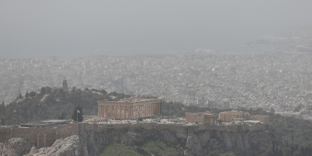 Σκόνη καλύπτει την ατμόσφαιρα της Αττικής, στην Αθήνα