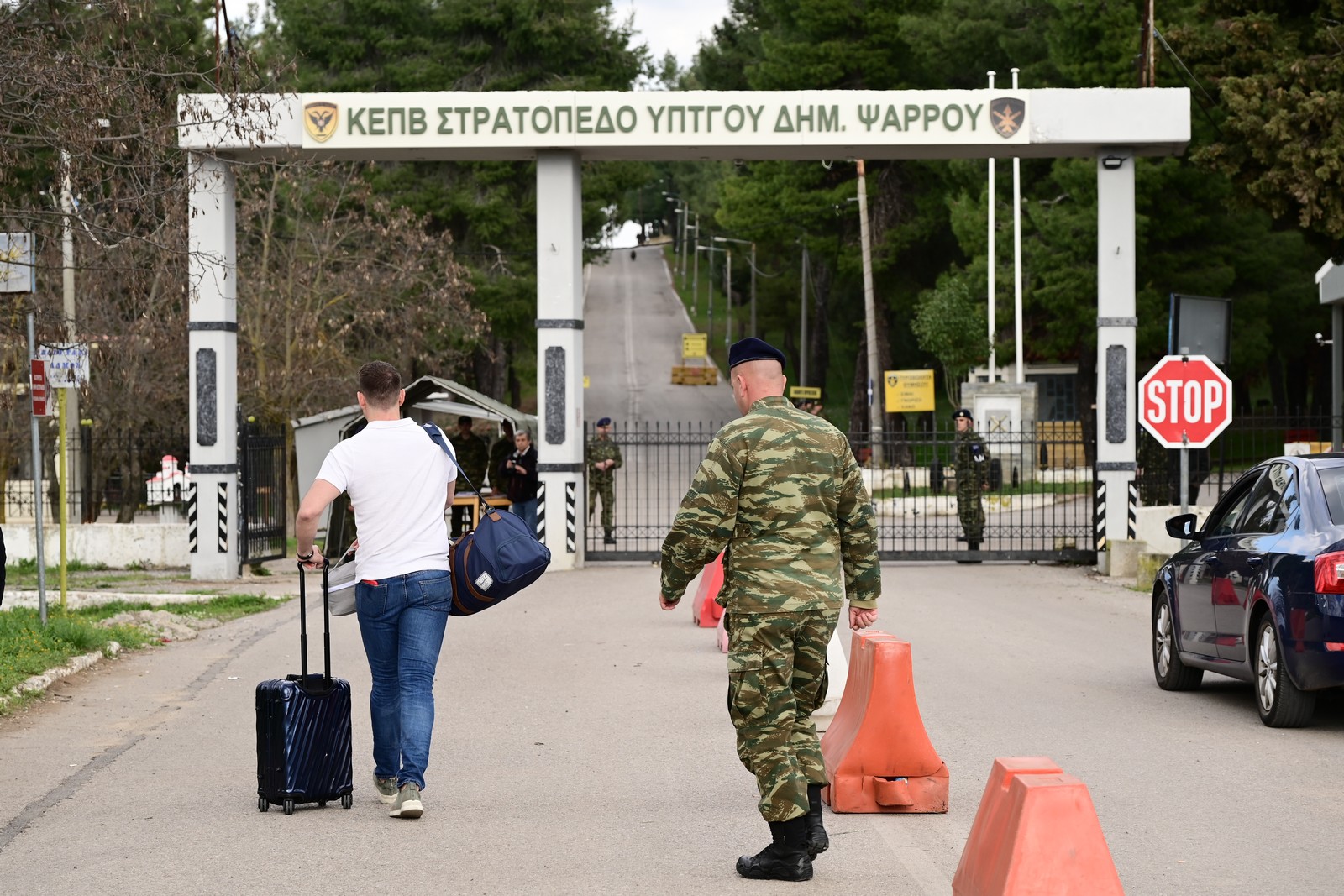 Στο Κέντρο Εκπαίδευσης Πυροβολικού (ΚΕΠΒ) Θήβας παρουσιάστηκε ο πρόεδρος του ΣΥΡΙΖΑ - Προοδευτική Συμμαχία Στέφανος Κασσελάκης για να εκπληρώσει την στρατιωτική του θητεία.