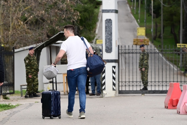 Στο Κέντρο Εκπαίδευσης Πυροβολικού (ΚΕΠΒ) Θήβας παρουσιάστηκε ο πρόεδρος του ΣΥΡΙΖΑ - Προοδευτική Συμμαχία Στέφανος Κασσελάκης για να εκπληρώσει την στρατιωτική του θητεία.