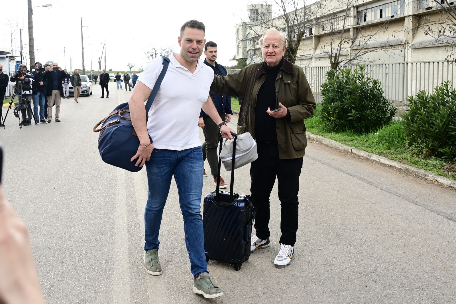 Στο Κέντρο Εκπαίδευσης Πυροβολικού (ΚΕΠΒ) Θήβας παρουσιάστηκε ο πρόεδρος του ΣΥΡΙΖΑ - Προοδευτική Συμμαχία Στέφανος Κασσελάκης για να εκπληρώσει την στρατιωτική του θητεία.