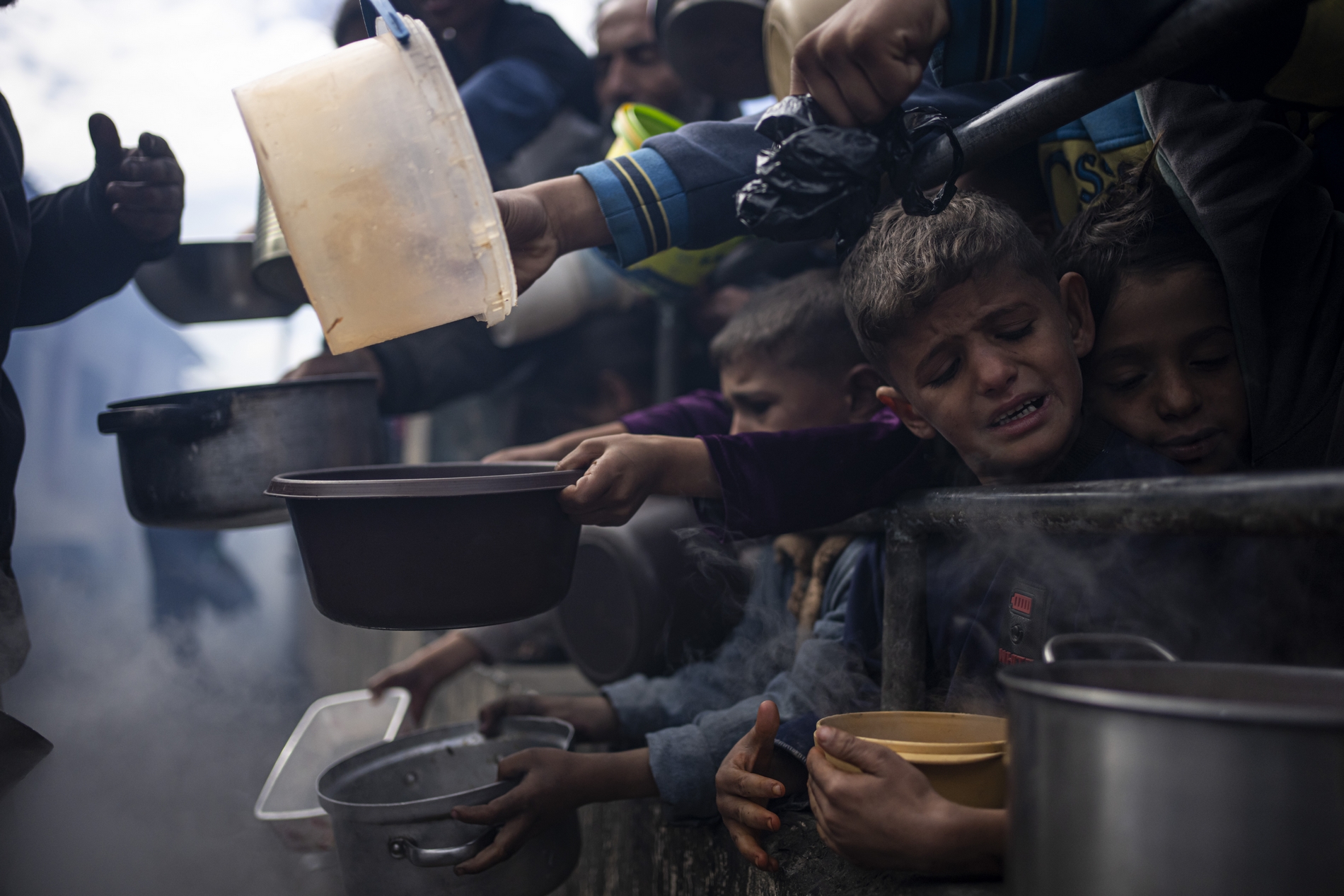Παιδιά στη Ράφα περιμένουν φαγητό