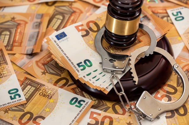 Ποινικός κώδικας: Βαριές “καμπάνες” για χρέη στο Δημόσιο και ξέπλυμα μαύρου χρήματος