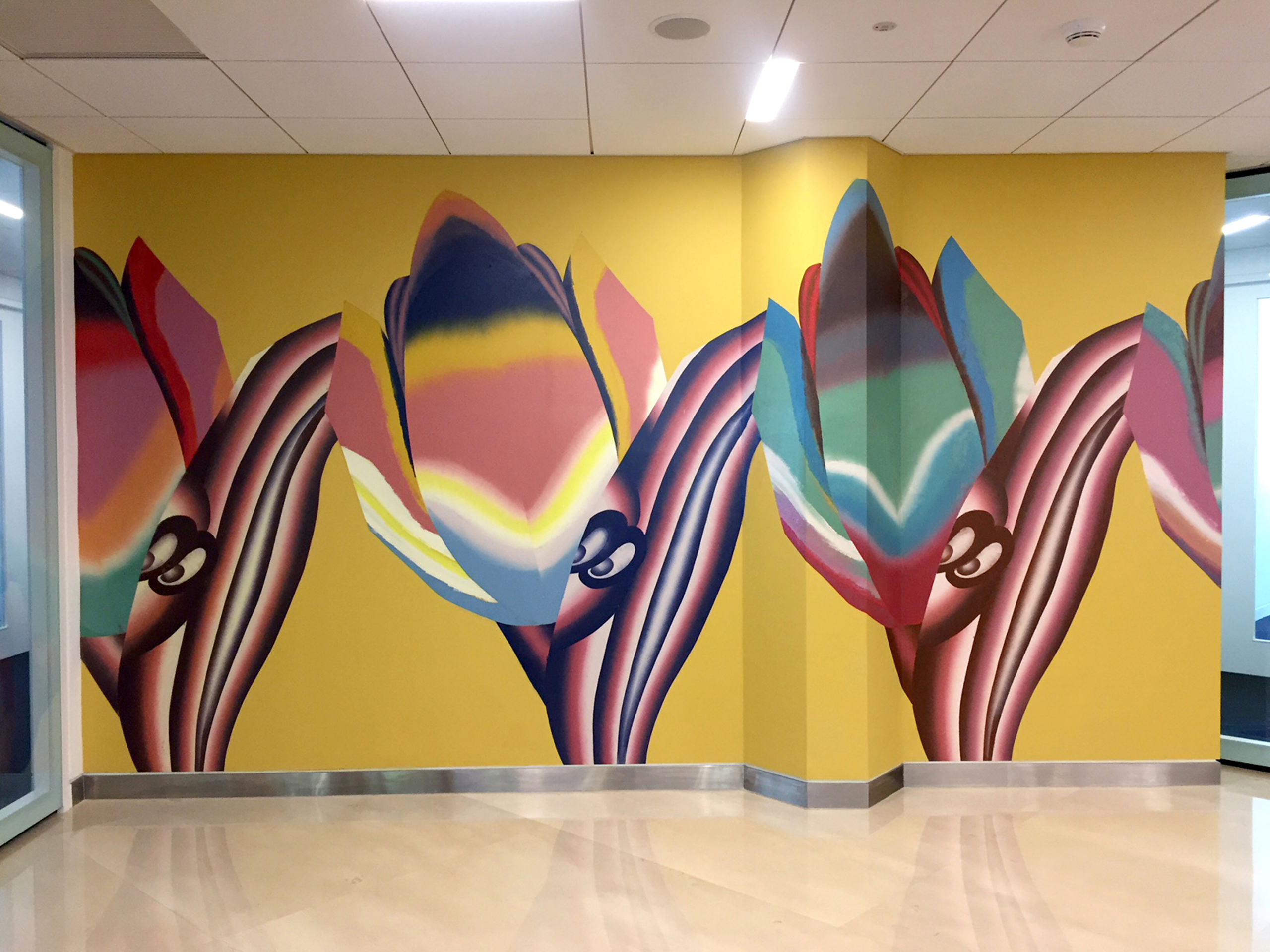 Hadassah Emmerich Garland of creolized tulips , 2018 Ακρυλικό και μελάνι σε τοίχο, 5 μ. x 220 εκ./ Ανάθεση για την Πρεσβεία της Ολλανδίας, Τζακάρτα