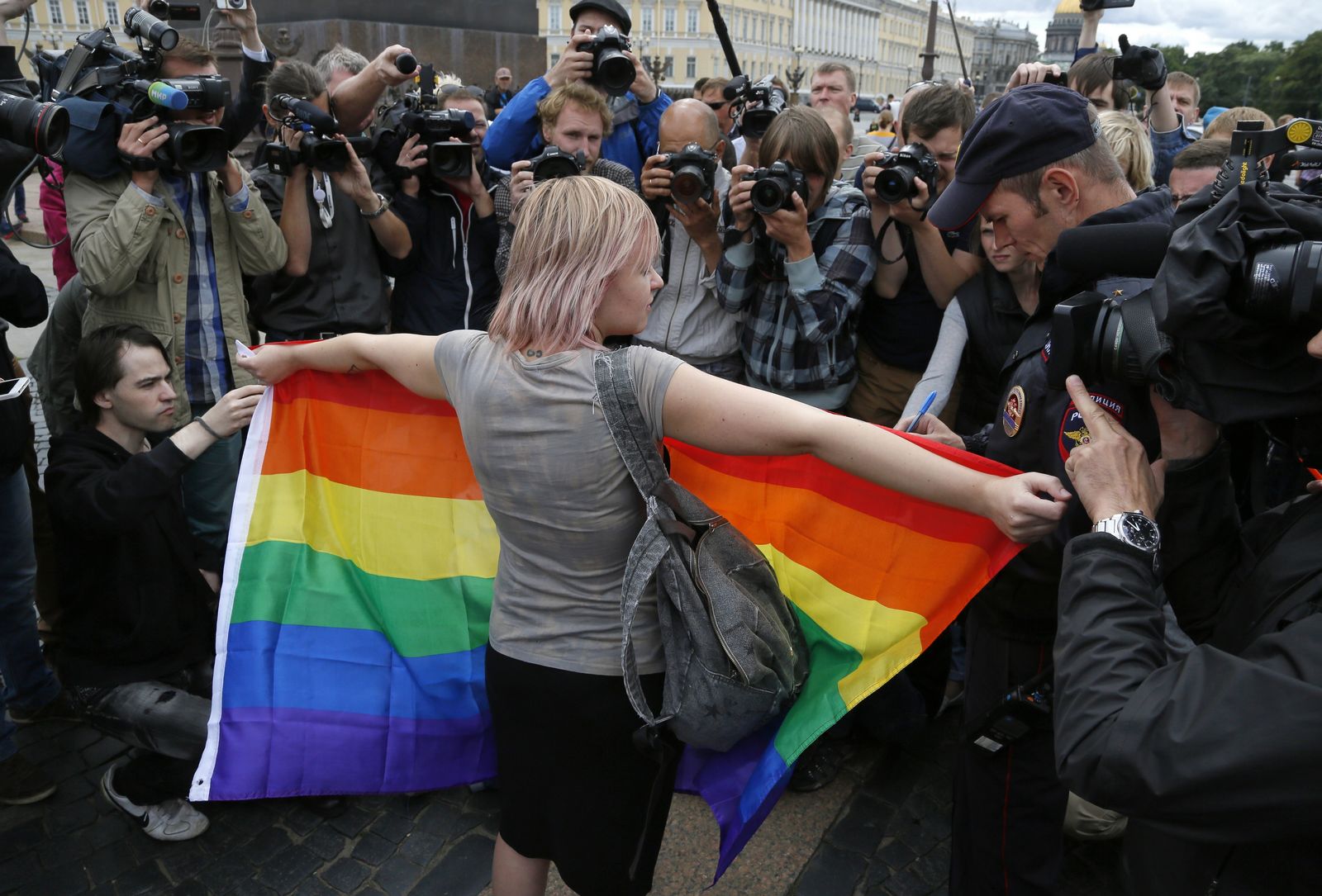Ρωσία: Αστυνομικοί συνοδευόμενοι από εθνικιστές συνέλαβαν δύο ΛΟΑΤΚΙ άτομα