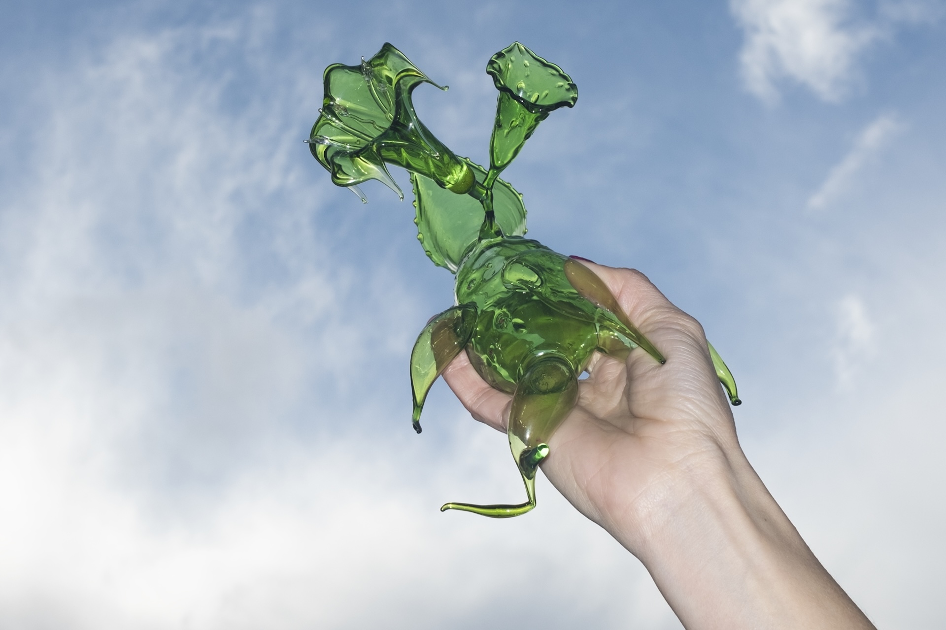  0 2 Μαλβίνα Παναγιωτίδη Why do you imagine golden birds? II Π αραφίνη, χρώμα, φιτίλι, μέταλλο, βαφή αυτοκινήτου, 75 x 65 x 152εκ., 2024 (λεπτομέρεια) Φ ωτογραφία: Ηλίας Μαδούρος 0 3 Μαλβίνα Παναγιωτίδη Repetitions of half -meanings Φυσητό γυαλί, 2024 (λεπτομέρεια) 