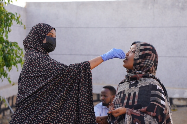 Ένα μέλος της ομάδας CATI χορηγεί εμβόλιο για την χολέρα σε μια γυναίκα στην Jigjiga της Αιθιοπίας στις 2 Φεβρουαρίου 2024