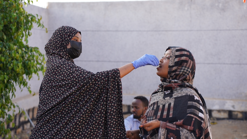 Ένα μέλος της ομάδας CATI χορηγεί εμβόλιο για την χολέρα σε μια γυναίκα στην Jigjiga της Αιθιοπίας στις 2 Φεβρουαρίου 2024