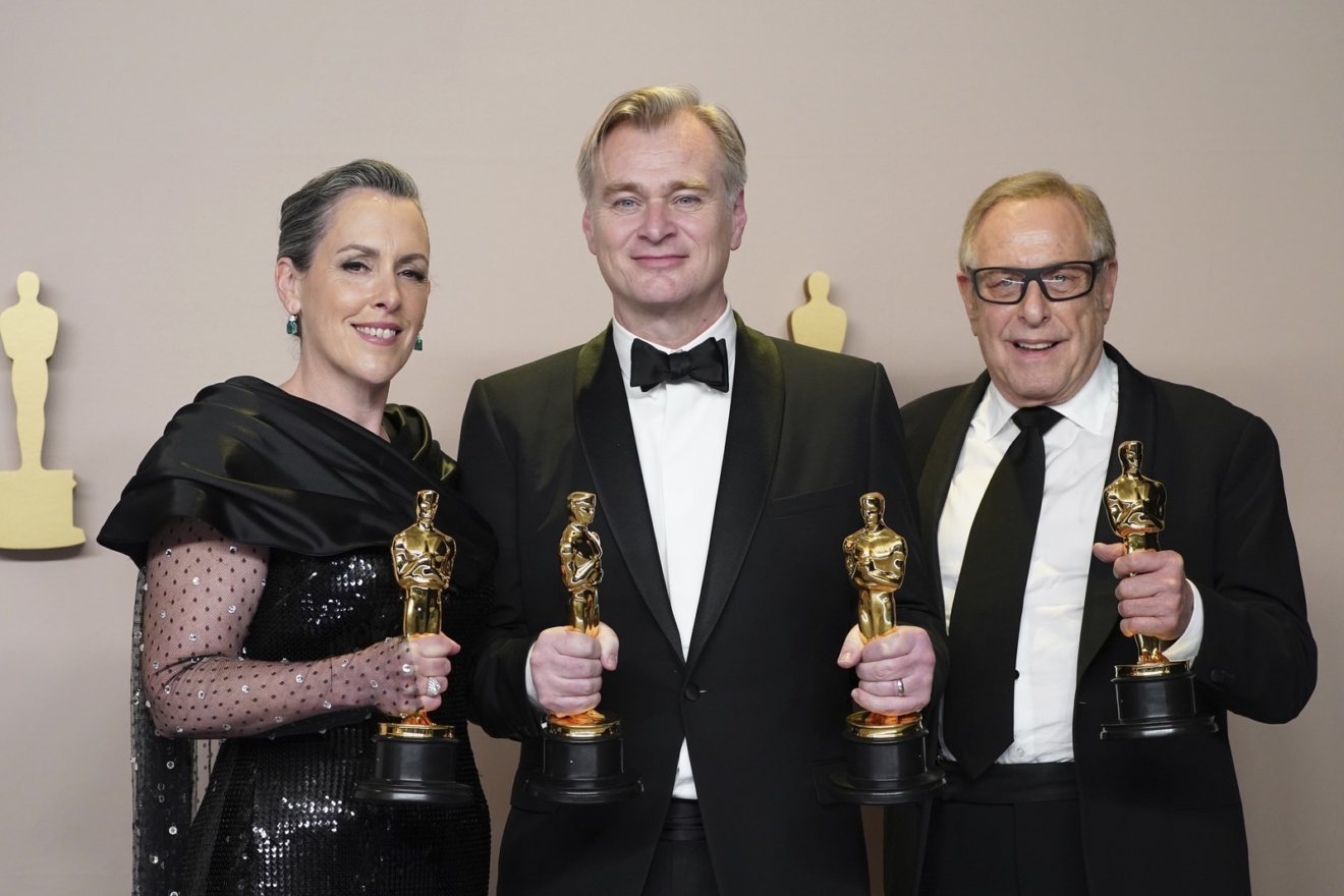 Emma Thomas, from left, Christopher Nolan και Charles Roven στα Όσκαρ 2024