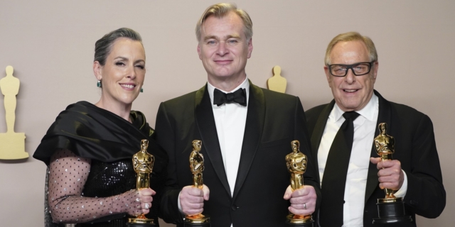 Emma Thomas, from left, Christopher Nolan και Charles Roven στα Όσκαρ 2024