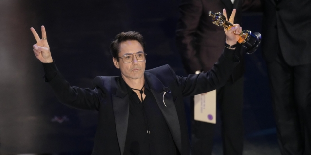 Ο Robert Downey Jr. παραλαμβάνει το βραβείο Β' Ανδρικού Ρόλου
