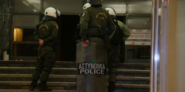 Θεσσαλονίκη: Υπό κατάληψη το Φυσικό του ΑΠΘ μετά την επέμβαση της ΕΛ.ΑΣ.