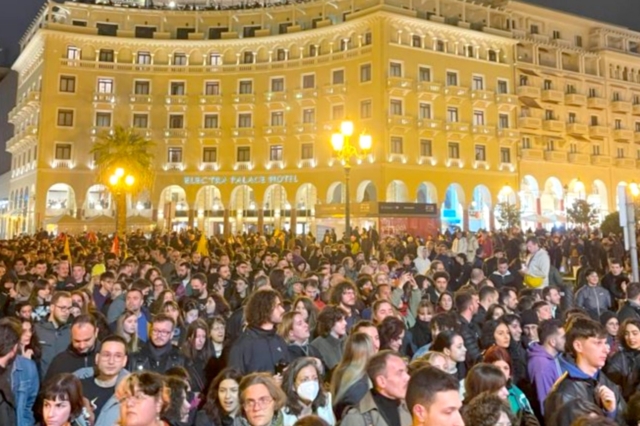 Θεσσαλονίκη: Ηχηρό μήνυμα κατά της τρανσφοβίας – Ένταση με ακροδεξιούς