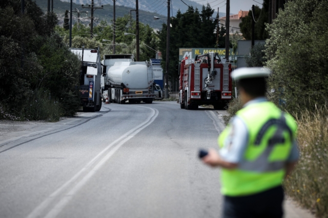 Ανατροπή βυτιοφόρου στη Δραπετσώνα