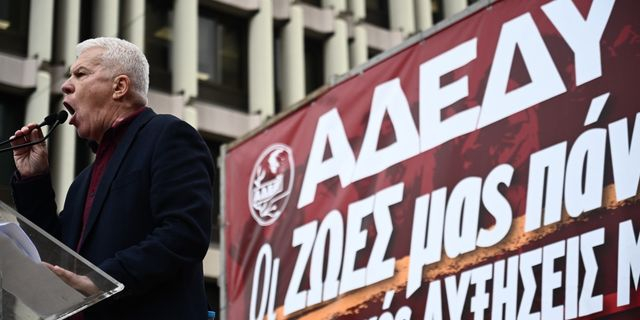 Στιγμιότυπο από απεργιακή συγκέντρωση της ΑΔΕΔΥ