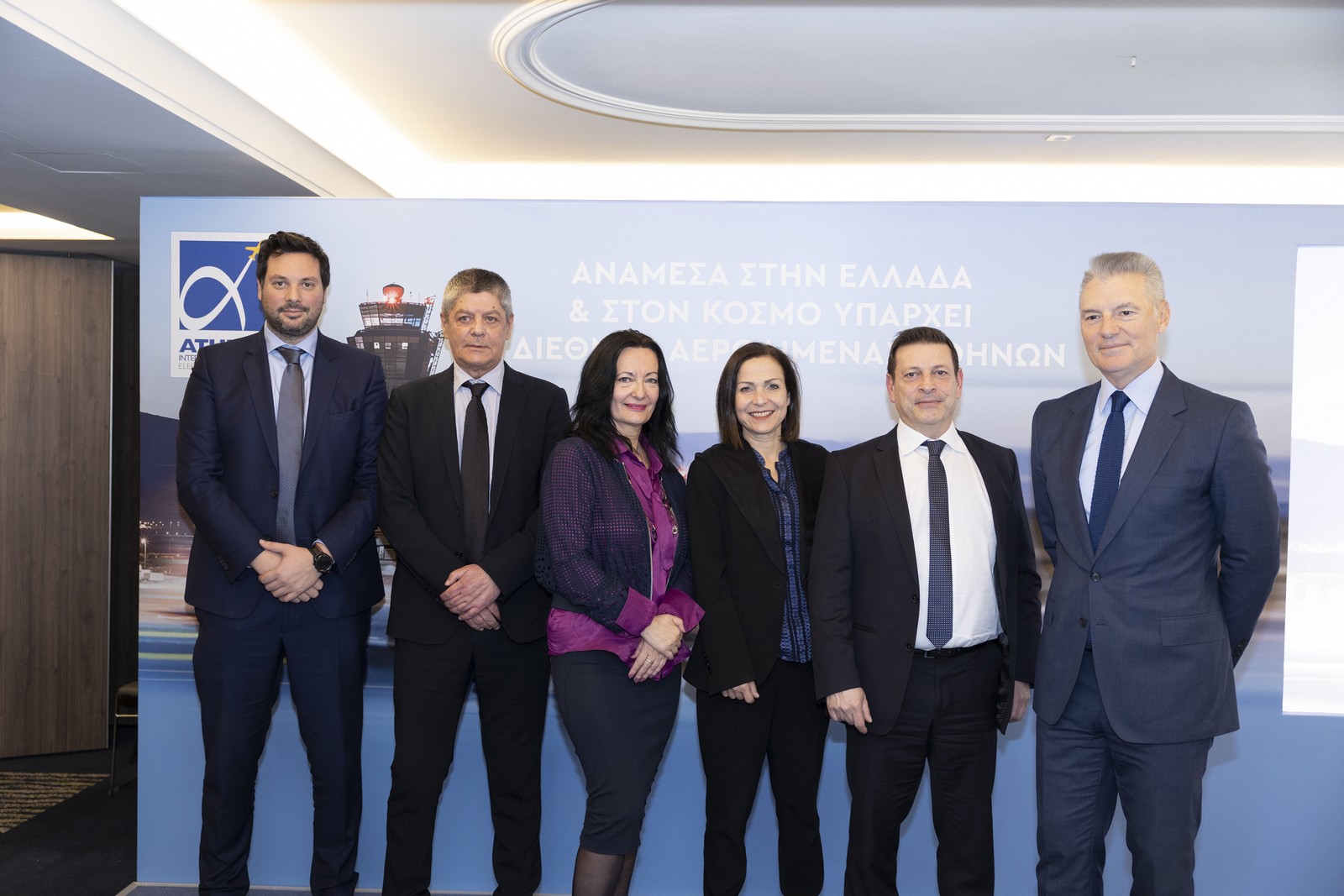 Από δεξιά: κ. Γιάννης Παράσχης, Διευθύνων Σύμβουλος (CEO), ΔΑΑ, ο κ. Γιώργος Καλλιμασιάς, Γενικός Διευθυντής Στρατηγικής (CSO), ΔΑΑ, η κ. Νάντια Ξηρογιάννη, Διευθύντρια Οικονομικών Υπηρεσιών, ΔΑΑ, η κ. Ιωάννα Παπαδοπούλου, Διευθύντρια Επικοινωνίας & Marketing, ΔΑΑ, ο κ. Παναγιώτης Μιχαλαρόγιαννης, Γενικός Οικονομικός Διευθυντής (CFO), ΔΑΑ και ο κ. Γιώργος Ελευθερίου, Διευθυντής Επενδυτικών Σχέσεων, ΔΑΑ