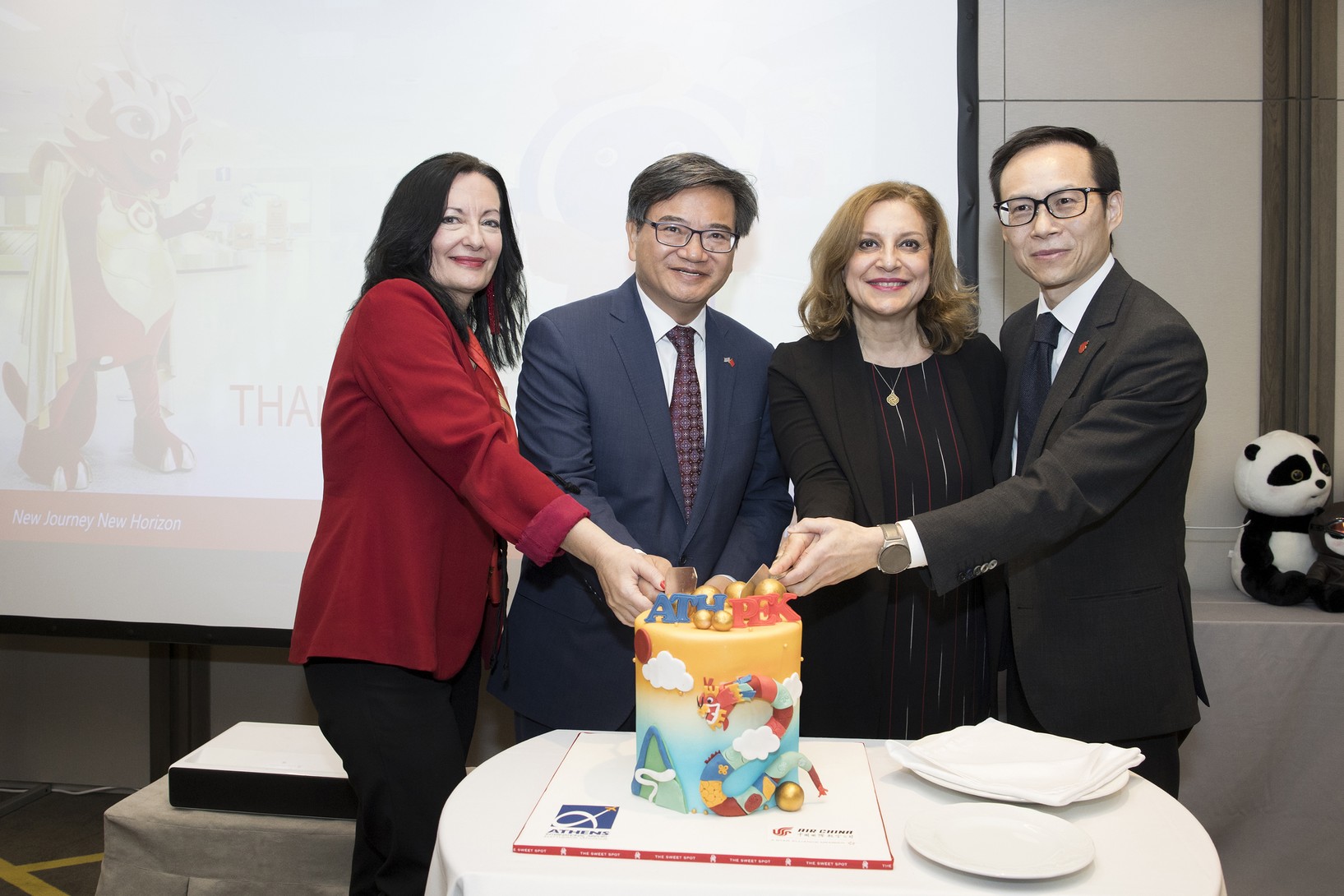  H κ. Ιωάννα Παπαδοπούλου, Διευθύντρια Επικοινωνίας & Μάρκετινγκ, ΔΑΑ, ο κ. Lai Bo, Minister Counsellor, Embassy of the People's Republic of China in the Hellenic Republic, η κ. Σοφία Λαζαρίδου Προϊσταμένη Γενικής Δ/νσης Διοίκησης, Οργάνωσης και Προβολής, ΕΟΤ, και ο κ. Fan Heyun Γενικός Διευθυντής της Air China