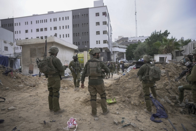 Ισραηλινός στρατός στο νοσοκομείο Αλ Σίφα στη Γάζα