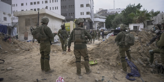 Ισραηλινός στρατός στο νοσοκομείο Αλ Σίφα στη Γάζα