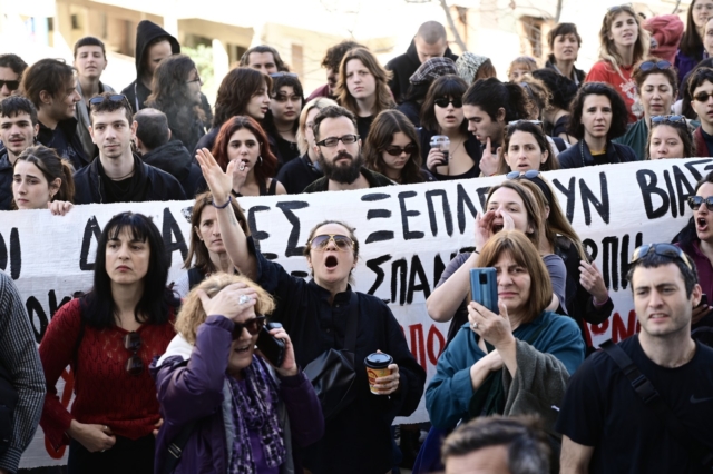 Πλήθος κόσμου που βρισκόταν έξω από το δικαστήριο ξέσπασε σε χειροκροτήματα στο άκουσμα της απόφασης