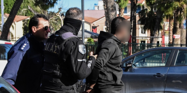 Απολογία στον Εισαγγελέα του 34χρονου από το Άργος, ο οποίος κατηγορείται ότι χτύπησε την 32χρονη σύζυγό του με σίδερο και στη συνέχεια την περιέλουσε με χλωρίνη