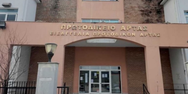 Άρτα: Ιερέας ξυλοκόπησε την εν διαστάσει σύζυγό του και αστυνομικούς