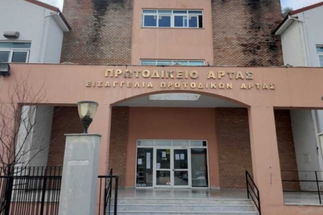 Άρτα: Ιερέας ξυλοκόπησε την εν διαστάσει σύζυγό του και αστυνομικούς