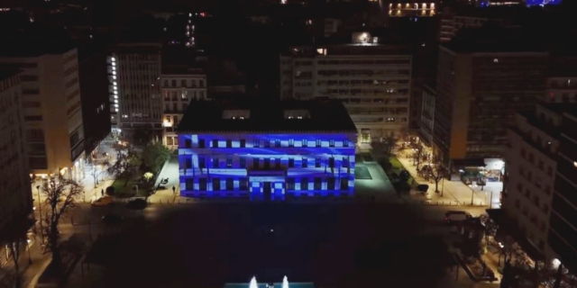 25η Μαρτίου: Φωταγωγείται το Δημαρχιακό Μέγαρο Αθηνών με την ελληνική σημαία